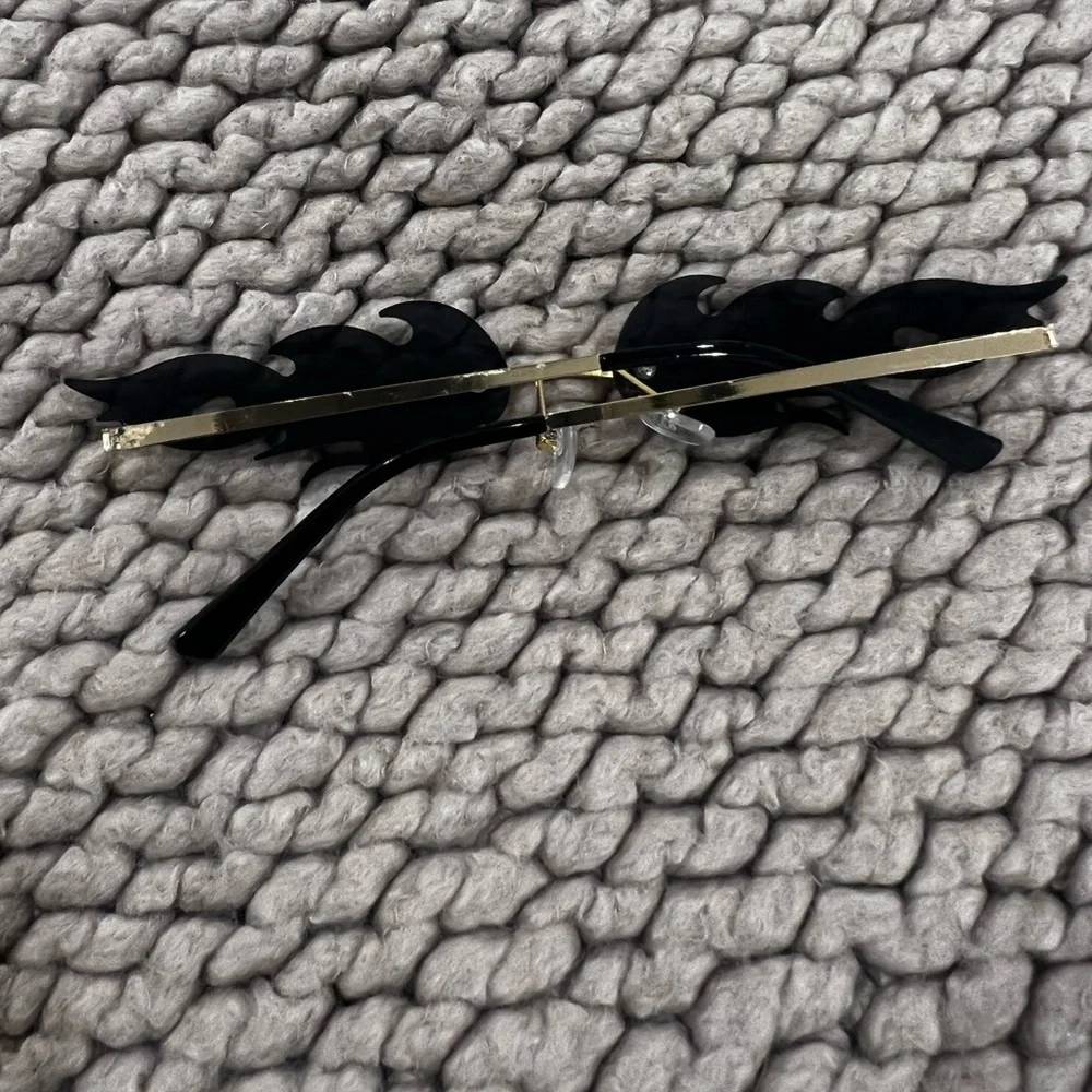 FLAMES SUNGLASSES - Picture 2 of 3